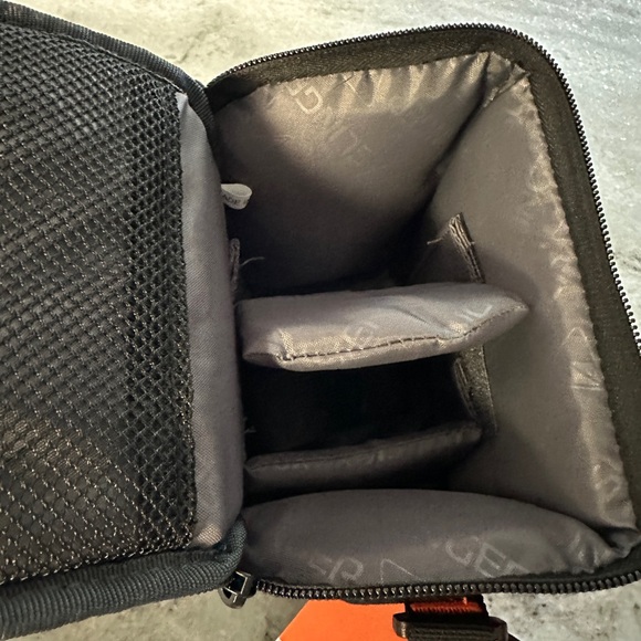 Slinger Alpine 120 Multi-Device Shoulder Bag, Black camera bag NWT - Picture 4 of 7